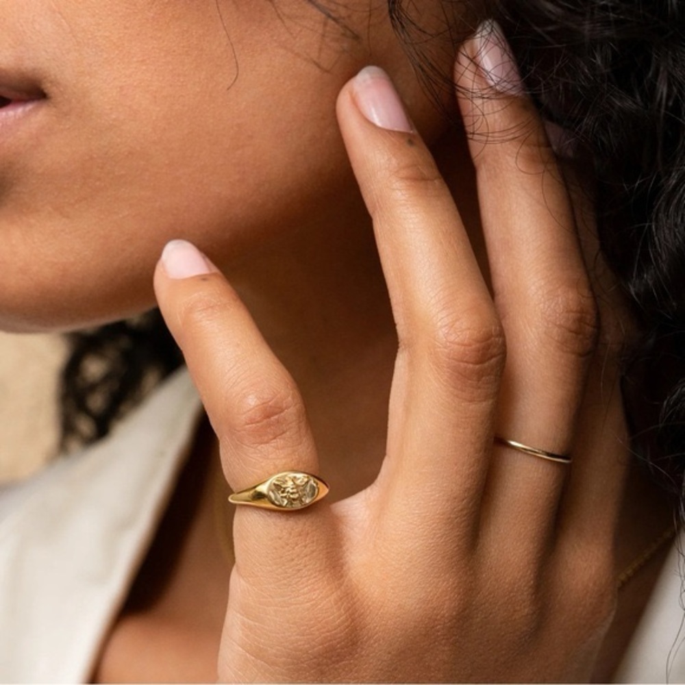 Mejuri 18K Gold Vermeil Bee Signet Pinky Ring